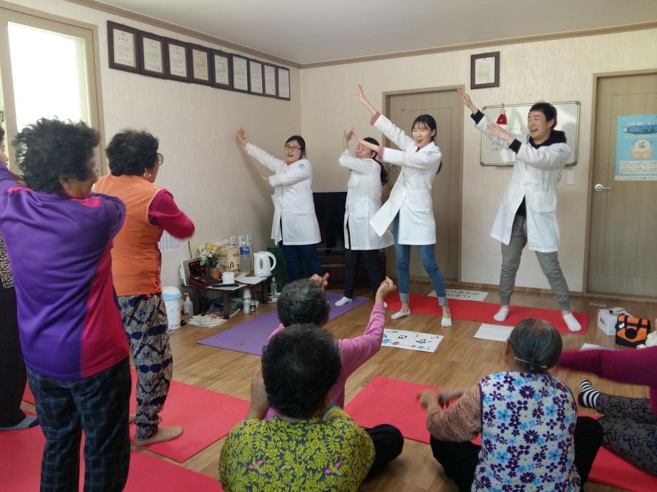 나이팅게일을 꿈꾸는 예비 간호사들 이미지