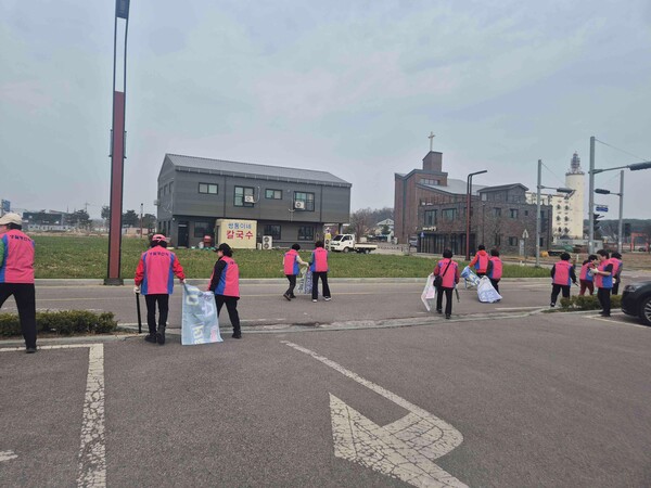 우강면 생활개선회, 환경정화 활동 및  친환경 세제 만들기 교육 실시 이미지