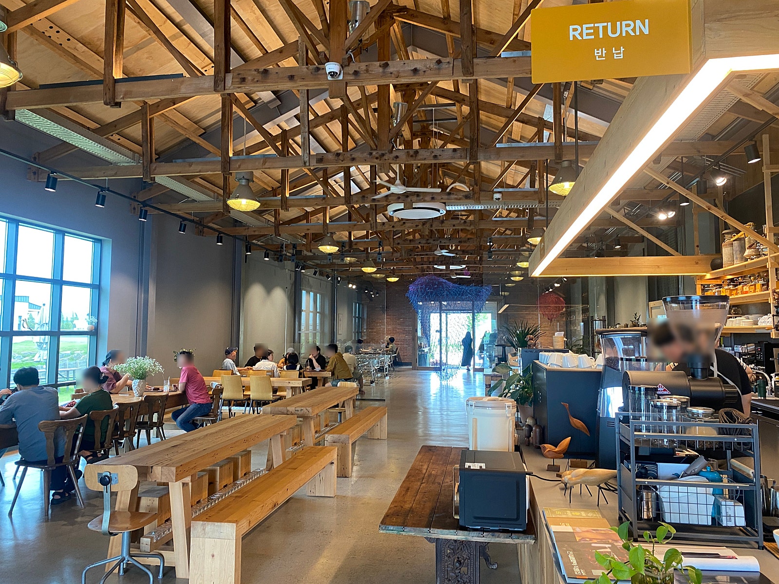 초록빛으로 물든 여름 신리성지와 치타누오바 카페 이미지